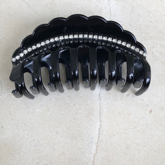 RHINESTONE CLIP ON BLACK BACKGROUND - Picture 4 of 4